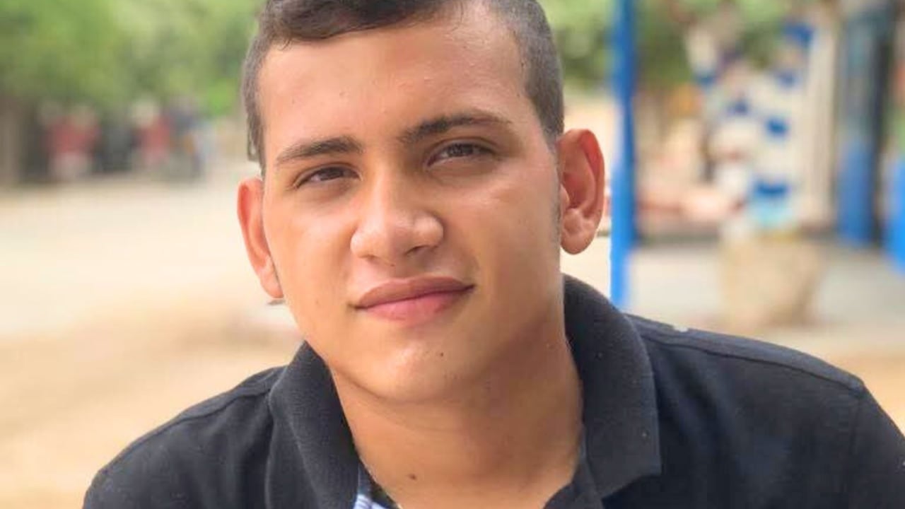 Santiago Lora, de 19 años, se debate entre la vida y la muerte.