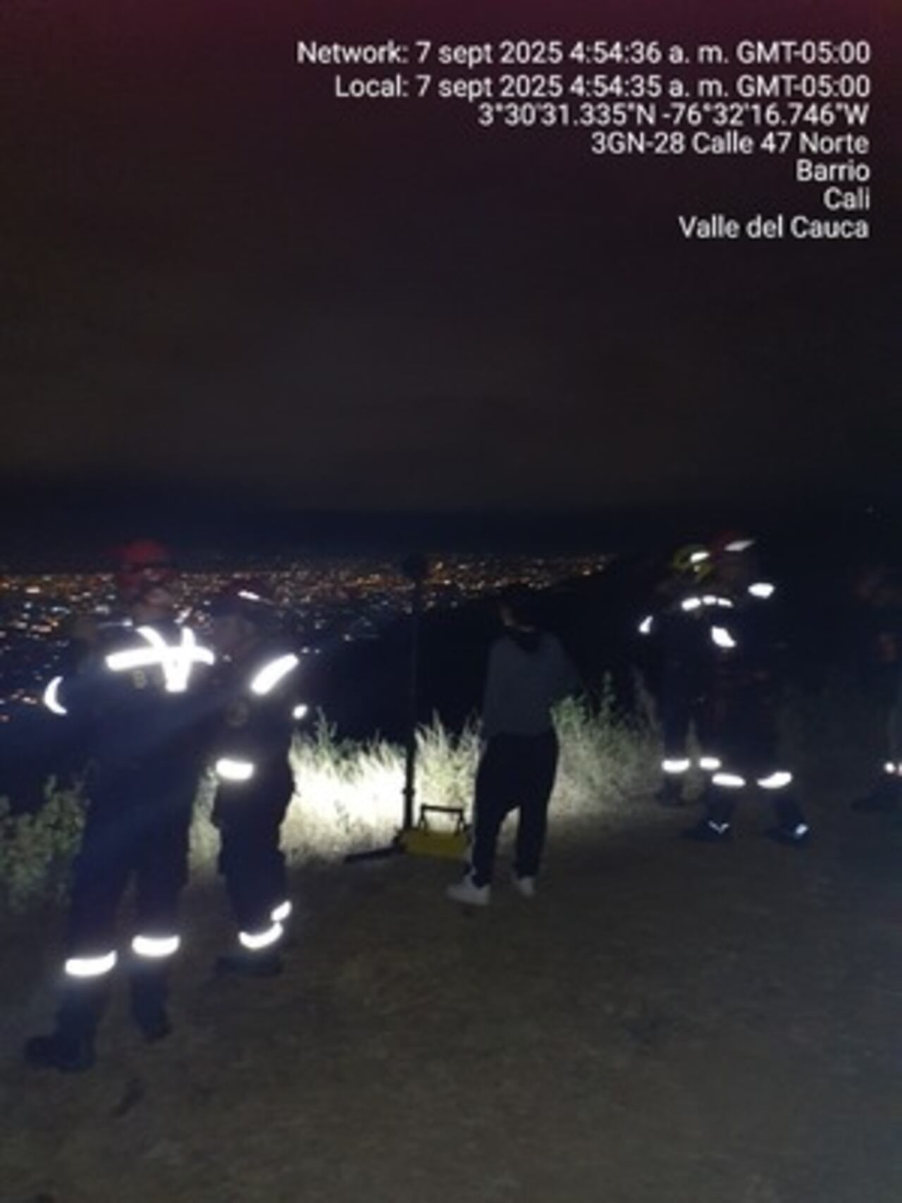 Bomberos de Cali en la búsqueda de un hombre de 28 años de edad, que cayó por una pendiente en el Corregimiento de Golondrinas.