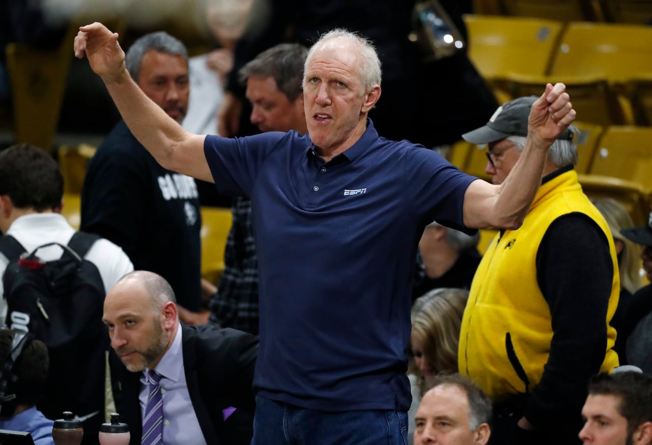Además de su aporte al baloncesto, Bill Walton fue un activista importante en la sociedad norteamericana, llegando a ser fiel opositor a la guerra de Vietnam.