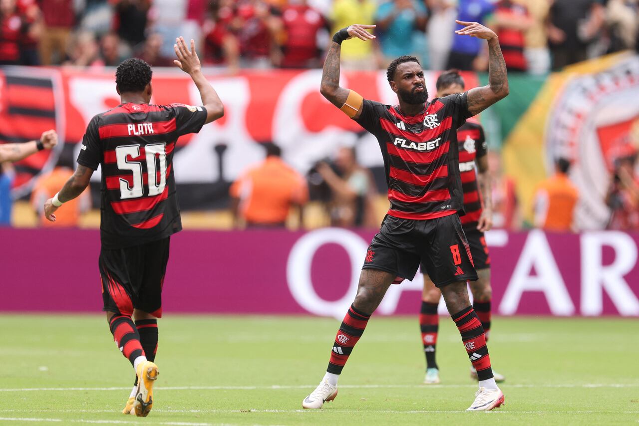 Gerson celebró su tanto con el Flamengo para descontar en el marcador.