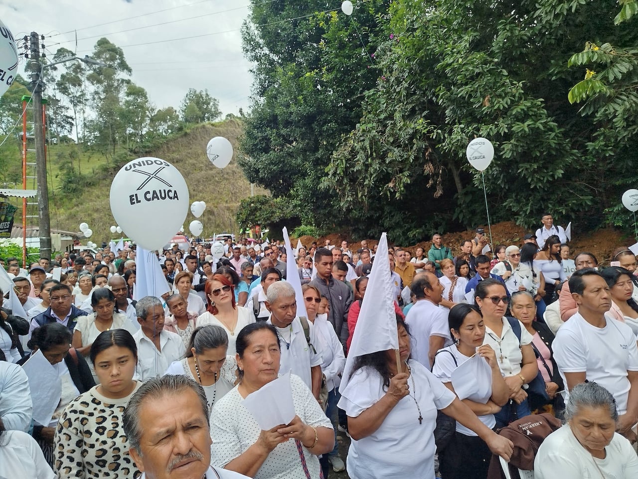 Feligreses se congregaron en la vereda El Túnel, en Cajibío, para participar en la misa campal en memoria de las víctimas del atentado registrado en este punto de la Panamericana.