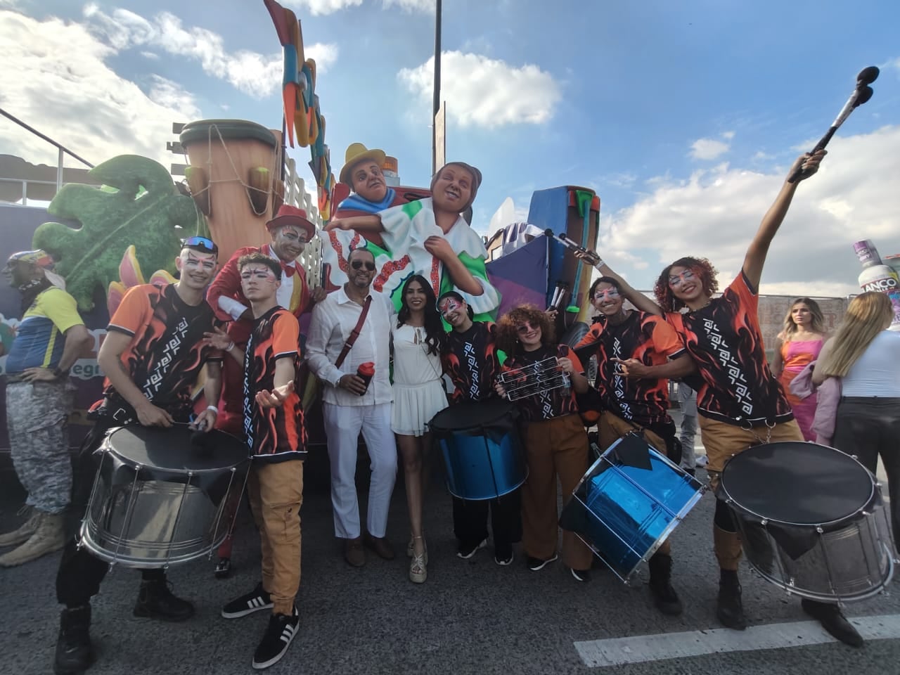 El actor el flaco Solórzano participa el desfile de mi pueblo en la Feria de Cali.