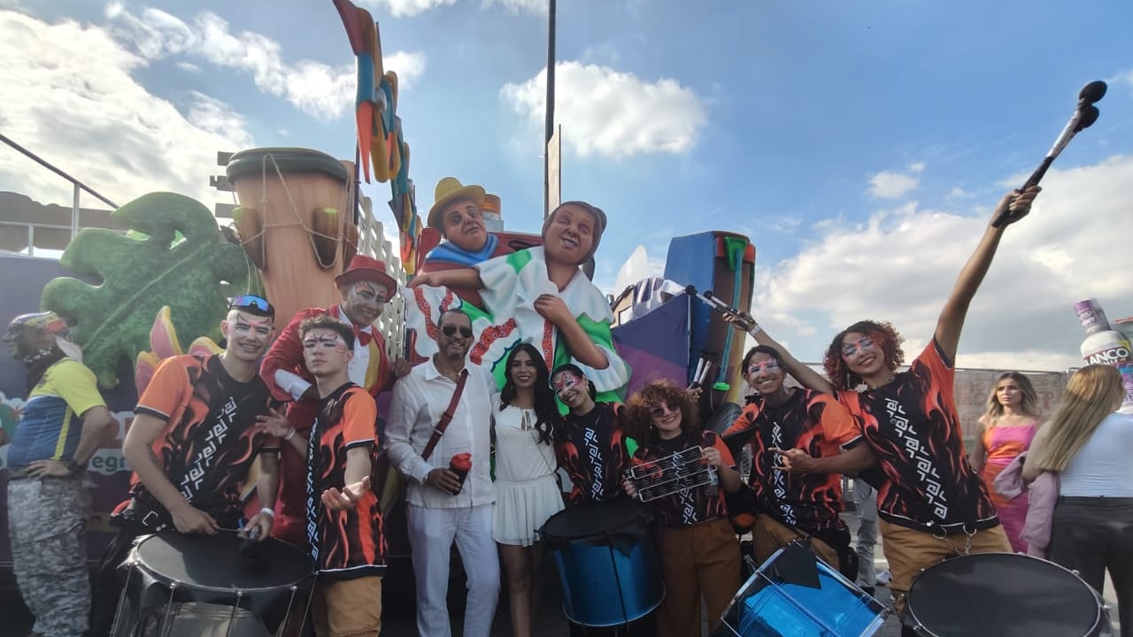 El actor el flaco Solórzano participa el desfile de mi pueblo en la Feria de Cali.