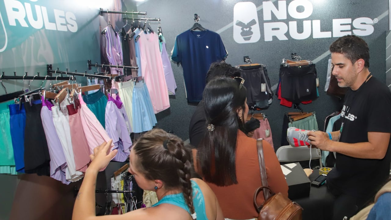 La venta de accesorios deportivos es de las más destacadas en la 'Expo Feria' y más en el inicio de la Maratón de Cali.