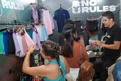 La venta de accesorios deportivos es de las más destacadas en la 'Expo Feria' y más en el inicio de la Maratón de Cali.