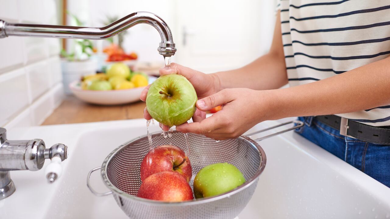 Harvard detalla los métodos efectivos para limpiar las manzanas, proporcionando una guía confiable para reducir los riesgos de contaminación por pesticidas.