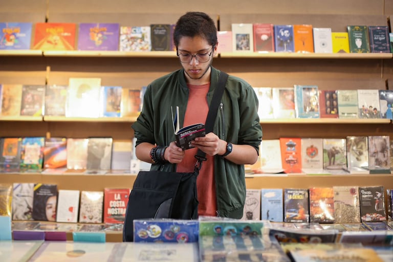 Diez mil jóvenes colombianos entre los 18 y los 28 años podrán acceder este año a bonos de lectura