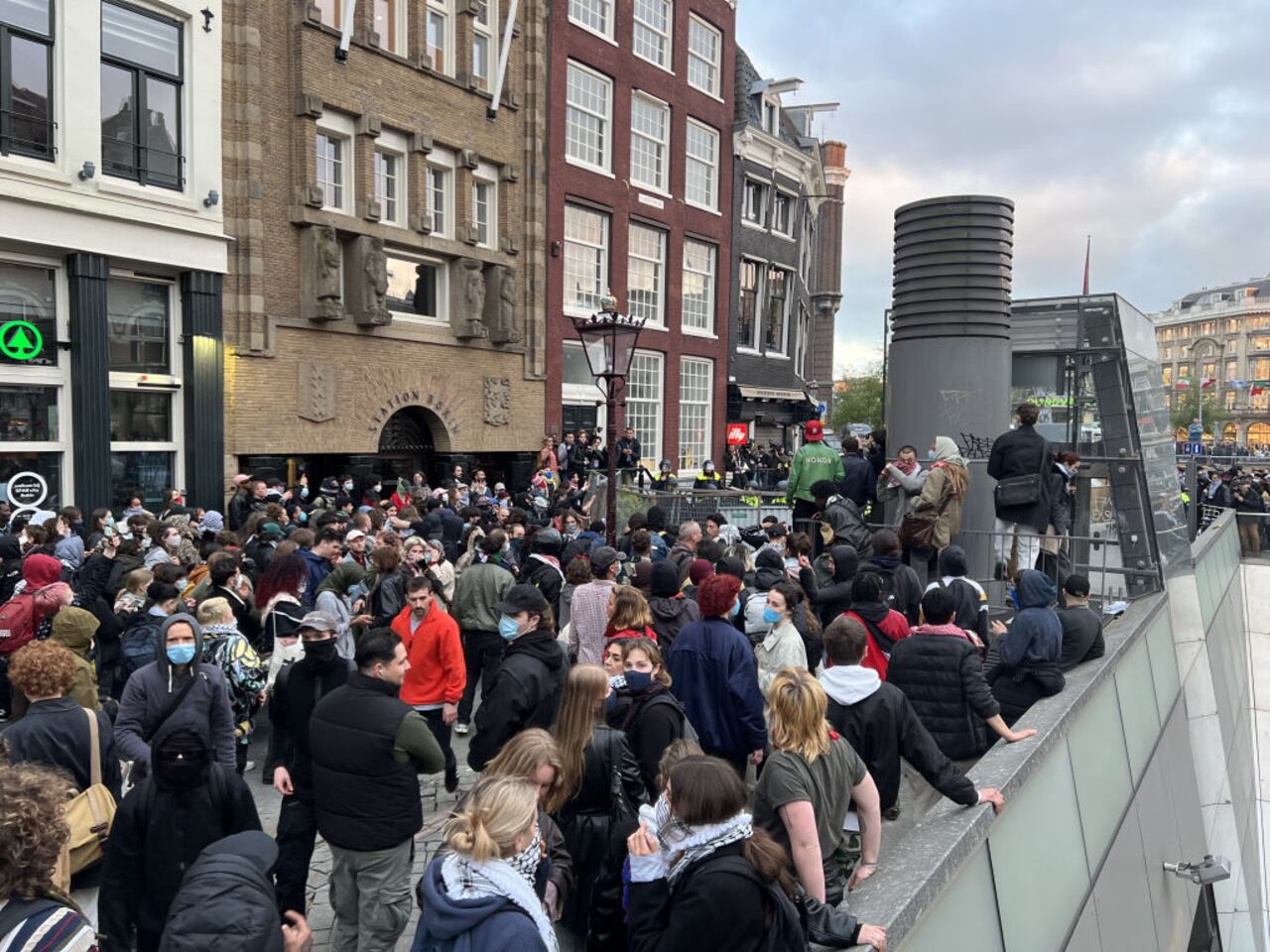 La policía toma medidas de seguridad mientras los manifestantes pro palestinos se reúnen en la Universidad de Amsterdam para realizar una manifestación en las calles de la ciudad para pedir a su institución que ponga fin a todos los vínculos con Israel y para protestar contra los ataques israelíes sobre Gaza el 8 de mayo. , 2024 en Ámsterdam, Países Bajos. (Foto de Selman Aksunger/Anadolu vía Getty Images)