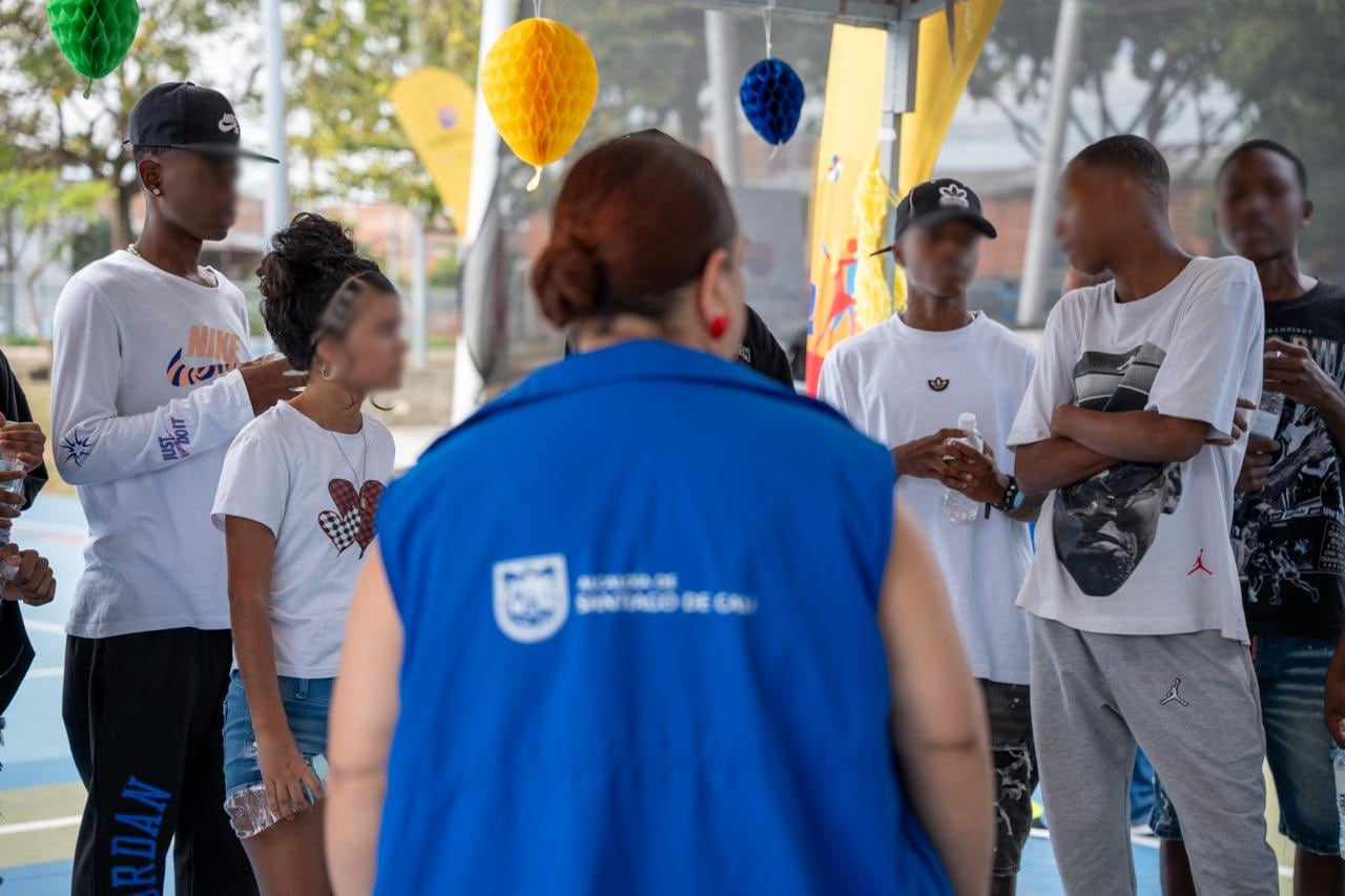 Los beneficiarios recibirán acompañamiento psicosocial, apoyo educativo y actividades orientadas a fortalecer sus proyectos de vida y reducir factores de riesgo asociados a la violencia.