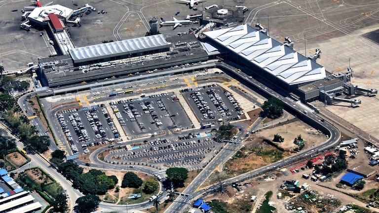 El aeropuerto Alfonso Bonilla Aragón, de Palmira, que sirve a Cali, sigue en medio de una polémica porque el próximo 31 de agosto vence la última prórroga otrogada por la ANI al consorcio Aerocali S.A. y la terminal pasará a ser administrada por la Aerocivil, lo que no ha caído bien entre los distintos sectores del departamento. Foto: Raúl Palacios / El País