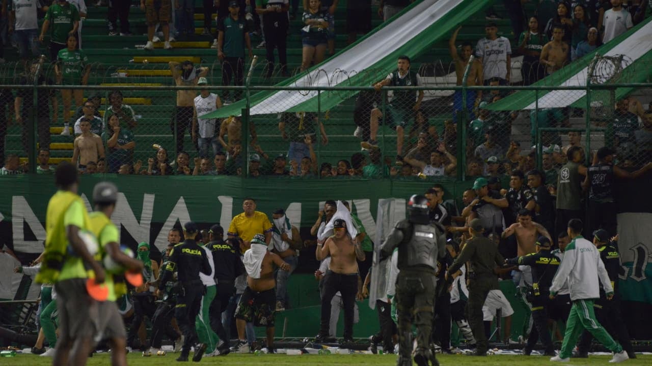 Momento en el los hinchas del Deportivo Cali intentan invadir el campo de juego en el partido contra Atlético Bucaramanga.