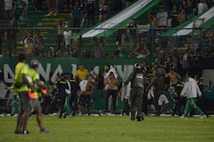Momento en el los hinchas del Deportivo Cali intentan invadir el campo de juego en el partido contra Atlético Bucaramanga.