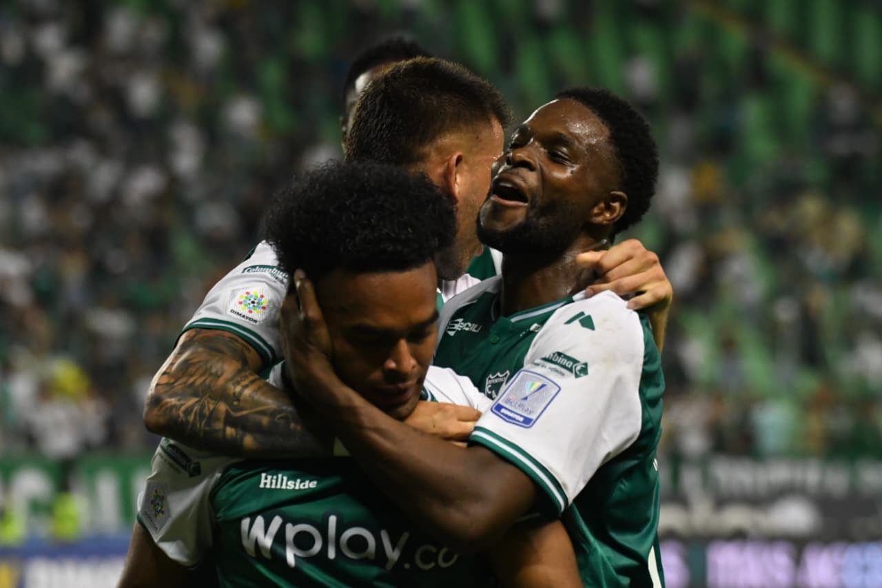 Los jugadores del Deportivo Cali celebran los dos goles marcados a Jaguares.