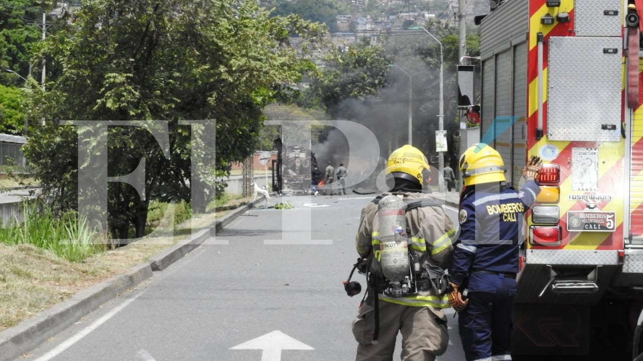 El Cuerpo de Bomberos Voluntarios de Cali hace presencia en el sector.