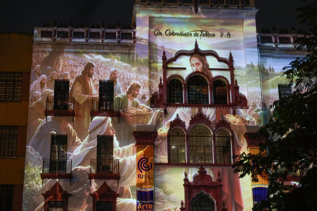 Proyecciones de video mapping transforman espacios patrimoniales en escenarios de contemplación durante la Semana Santa.