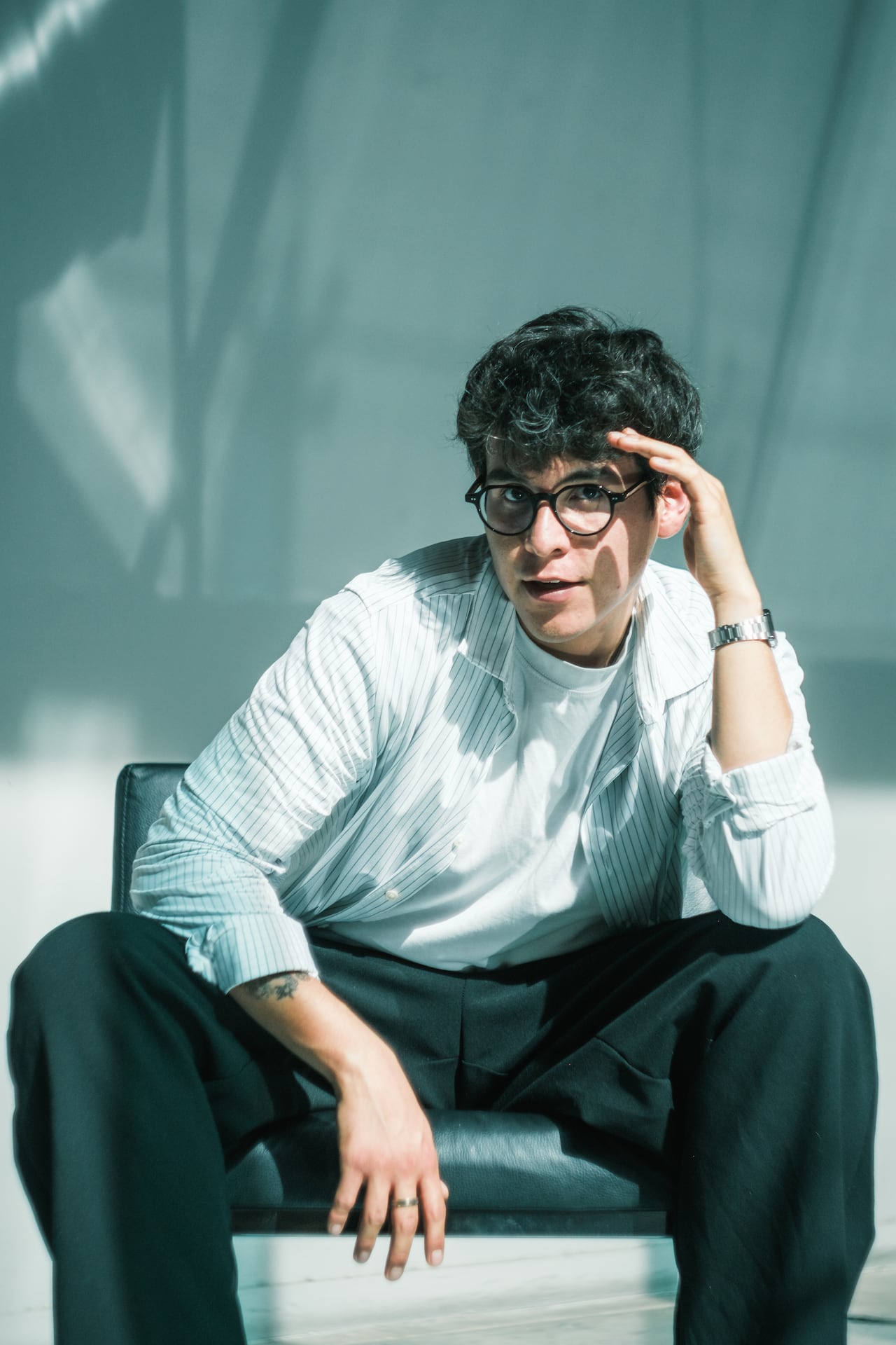 El cantautor mexicano llega a la ciudad para el cierre de su gira por Colombia, un recorrido que confirma su conexión con el público y su forma de escribir desde la emoción.