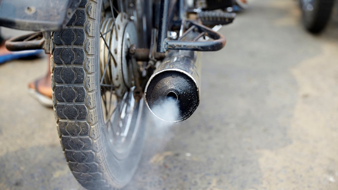 El humo negro en el escape de una moto: más que un problema estético, una advertencia de problemas subyacentes.
