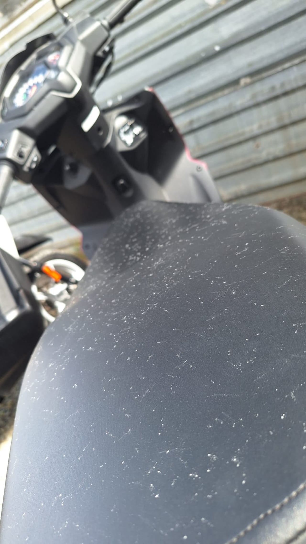 Habitantes del sector de Yanaconas, en Popayán, reportaron este viernes caída de ceniza volcánica proveniente de la Cadena Volcánica Los Coconucos, situación que mantiene en alerta a las autoridades y comunidades de la capital caucana.