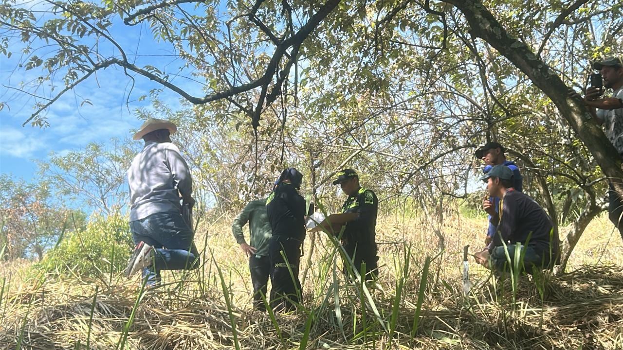 Funcionarios de la Subsecretaría de Inspección, Vigilancia y Control y miembros de la Policía Nacional durante el recorrido realizado.