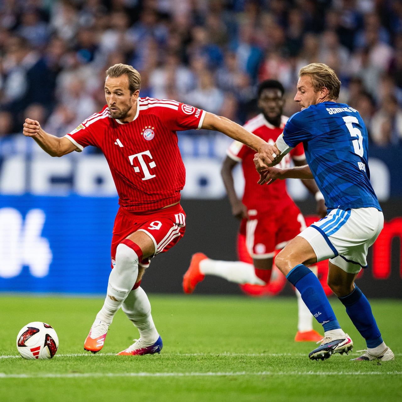Harry Kane (izq.) controla un balón en un partido contra el Schalke 04.