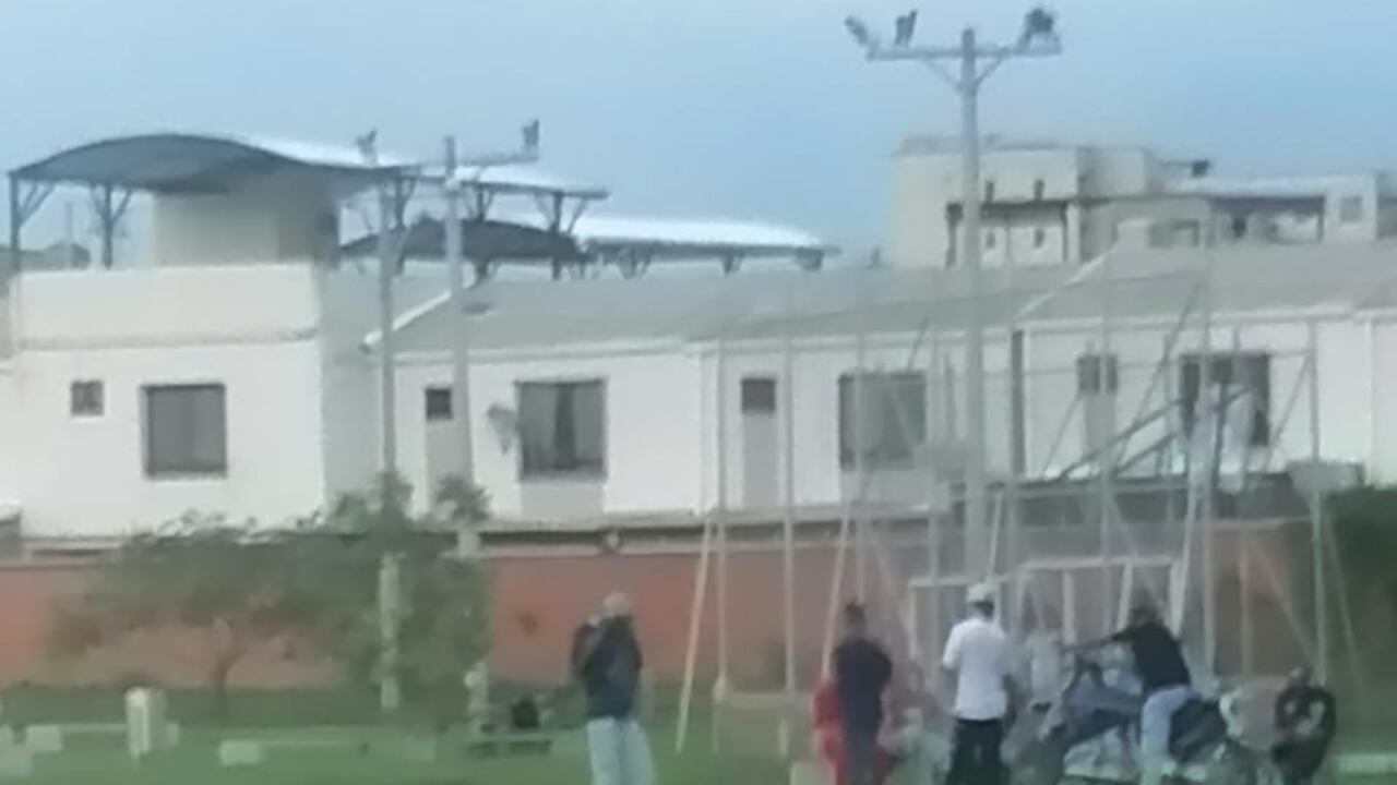 Grupos de jóvenes ajenos al sector se juntan en el parque, lo que según los vecinos causa inseguridad. Piden más patrullajes de la Policía.