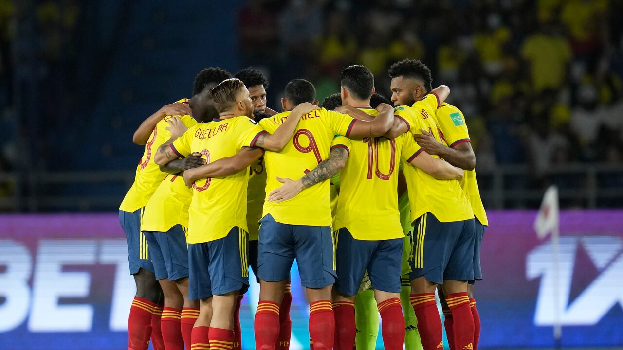 Colombia's players huddle before the start of a qualifying soccer match against Paraguay for the FIFA World Cup Qatar 2022, at Metropolitano stadium in Barranquilla, Colombia, Tuesday, Nov. 16, 2021. (AP Photo/Fernando Vergara)