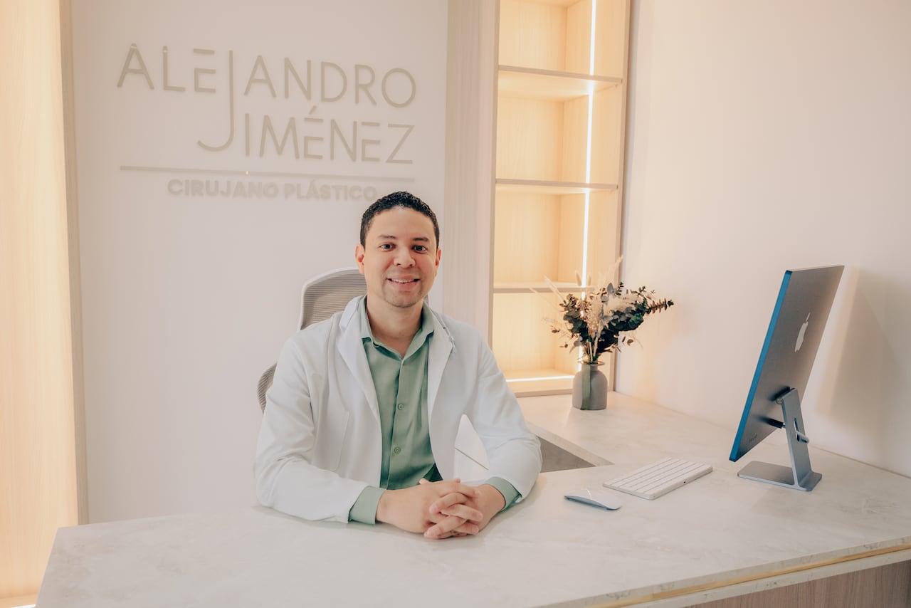 El cirujano plástico Alejandro Jiménez, cofundador de Jade Medical Center, aporta precisión, experiencia y una visión innovadora que eleva cada procedimiento.