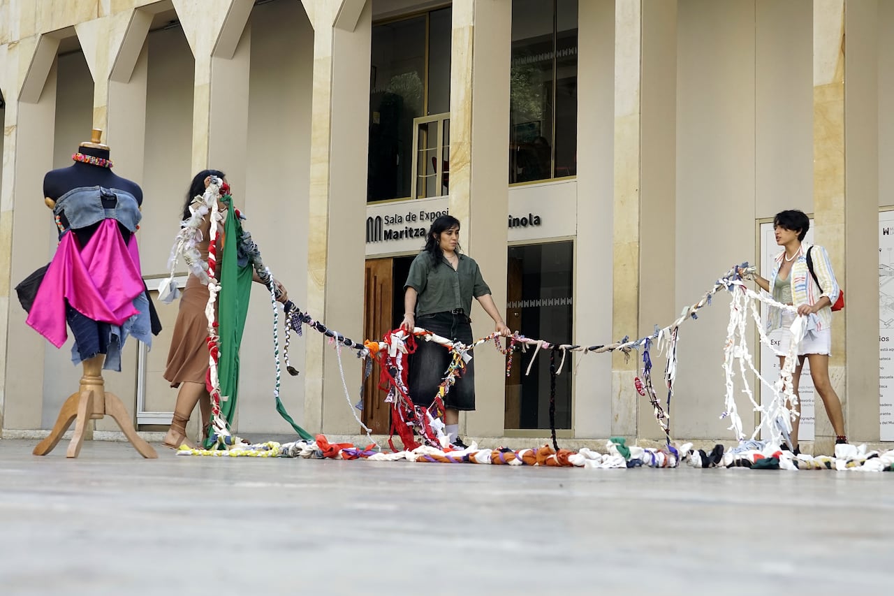 Taller de moda ecológica y eco futurista amigable con el medio ambiente en el museo La Tertulia