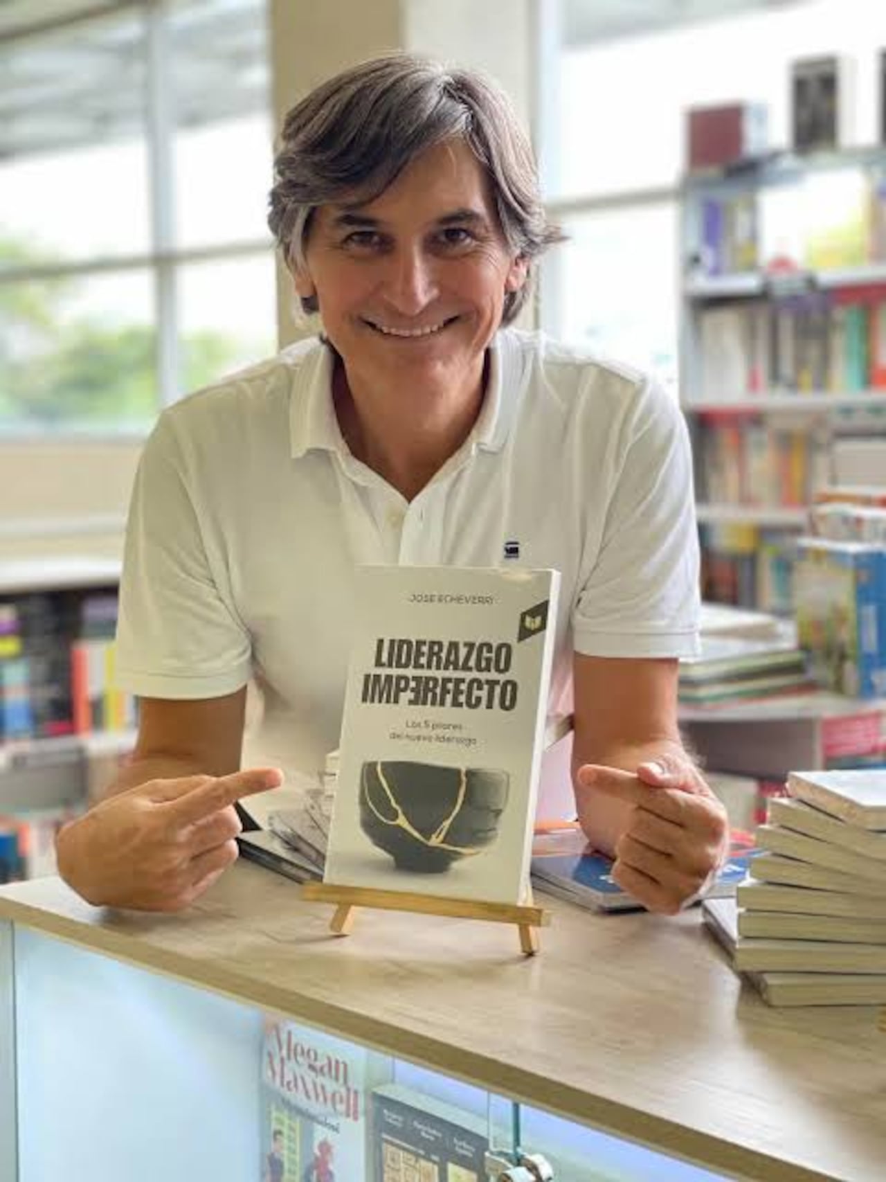Jose Echeverri, experto en recursos humanos y autor, analiza la naturaleza del liderazgo en sus libros Liderazgo Imperfecto y El Lado Oscuro del Liderazgo.