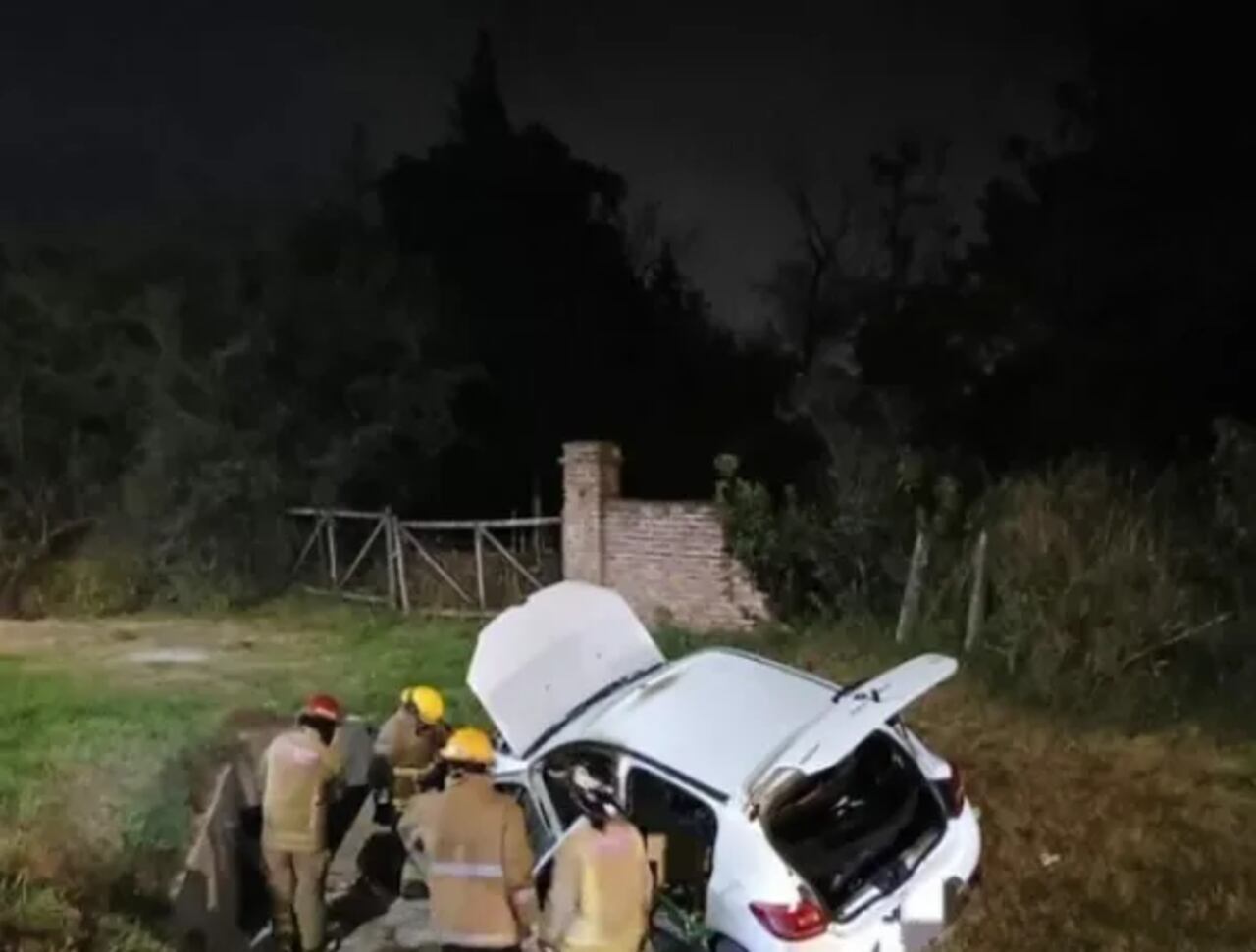 Profesora universitaria murió tras accidente provocado por incendio de un celular que cargaba dentro de un vehículo.