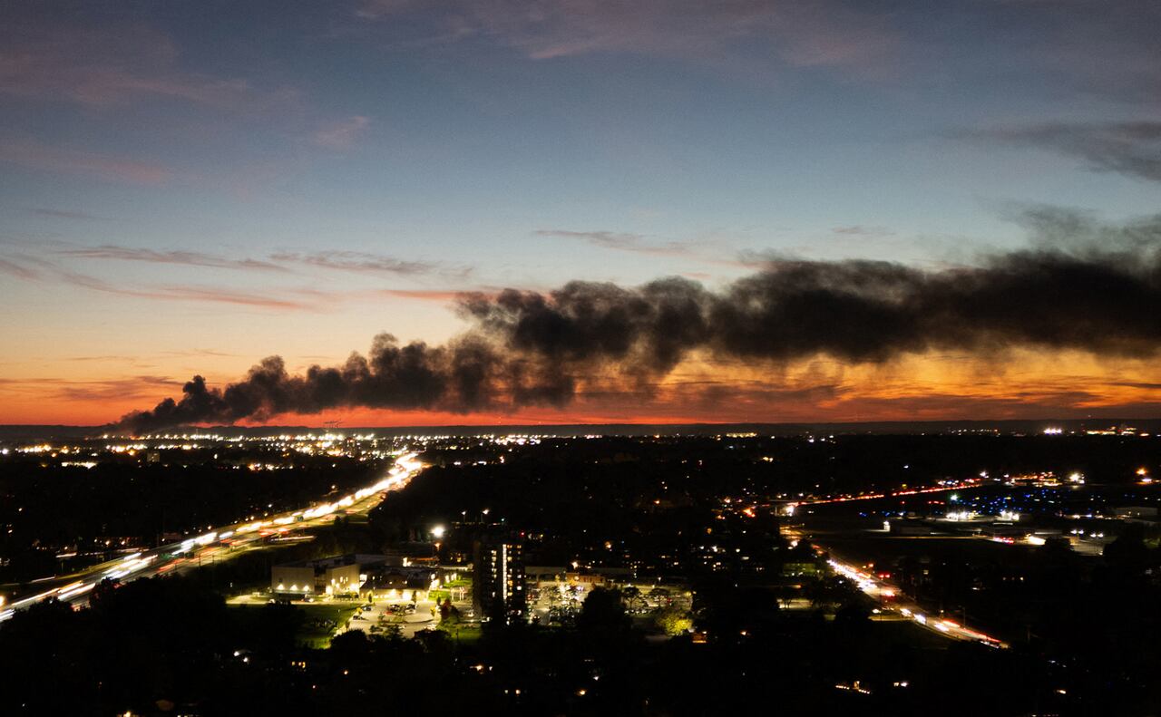 La foto muestra el humo que se eleva desde el lugar del accidente de un avión de carga de UPS en las afueras del Aeropuerto Internacional de Louisville, en Louisville, Kentucky.