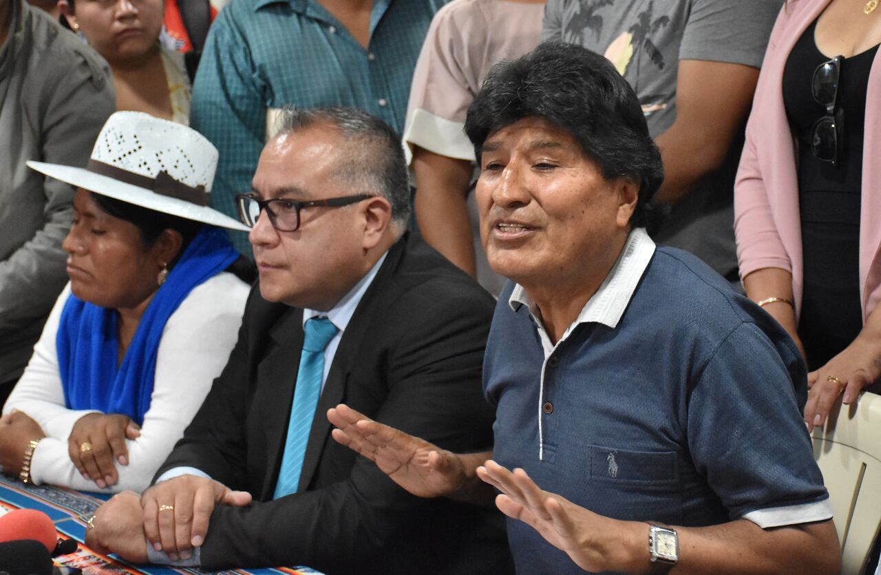 El ex presidente de Bolivia, Evo Morales (R), habla durante una conferencia de prensa en Cochabamba, Bolivia, el 4 de octubre de 2024. Morales, quien se ha enfrentado al actual líder del país, dijo el viernes que las acusaciones de que violó a una adolescente cuando estaba en el poder eran una "mentir." (Foto de FERNANDO CARTAGENA/AFP)