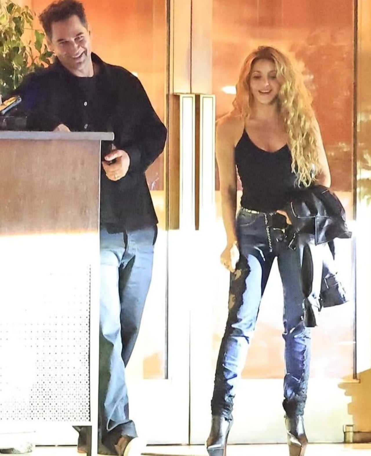 Shakira fue vista saliendo con reconocido actor mexicano.