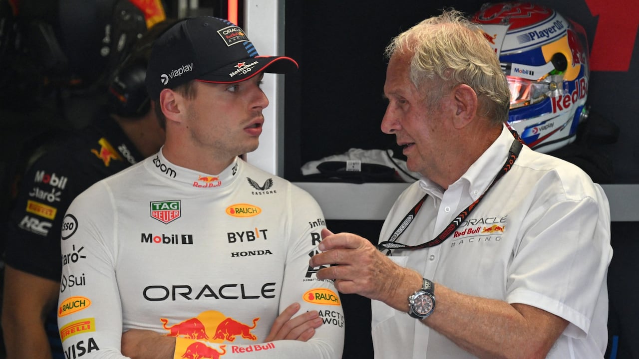 El piloto holandés de Red Bull Racing, Max Verstappen, habla con el director del equipo Red Bull de Fórmula Uno, Helmut Marko (R), durante la segunda sesión de prácticas, antes del Gran Premio de Fórmula Uno de Italia.
