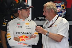 El piloto holandés de Red Bull Racing, Max Verstappen, habla con el director del equipo Red Bull de Fórmula Uno, Helmut Marko (R), durante la segunda sesión de prácticas, antes del Gran Premio de Fórmula Uno de Italia.
