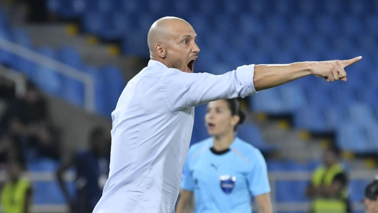 David González, técnico del América de Cali, durante el partido contra Tigre por la fecha 5 del Grupo A de la Copa Sudamericana 2026.