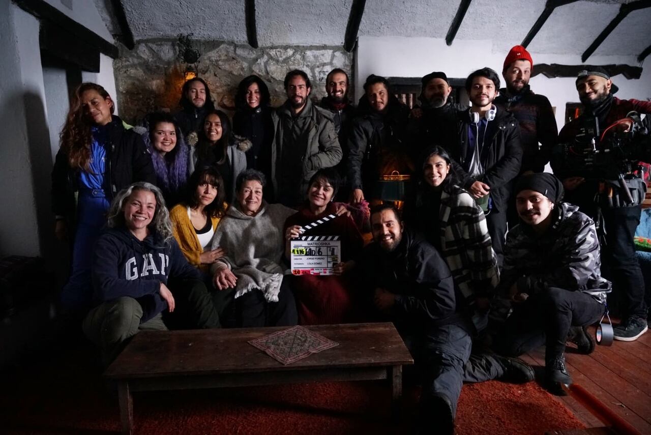 Equipo de producción de la película Matrioshka dirigida por Jorge Forero. En salas de cine desde el 8 de mayo de 2025.