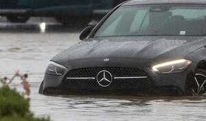 Carros de lujo también quedaron bajo el agua tras el paso de la tormenta Hilary por California