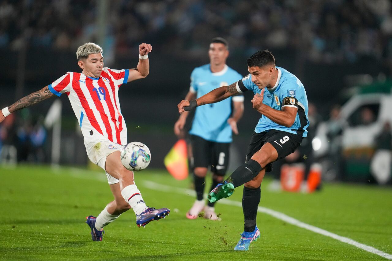 Julio Enciso, de Paraguay, a la izquierda, y Luis Suárez, de Uruguay, disputan el balón durante un partido de clasificación para el Mundial de 2026 en Montevideo, Uruguay, el viernes 6 de septiembre de 2024. (Foto AP/Matilde Campodonico)