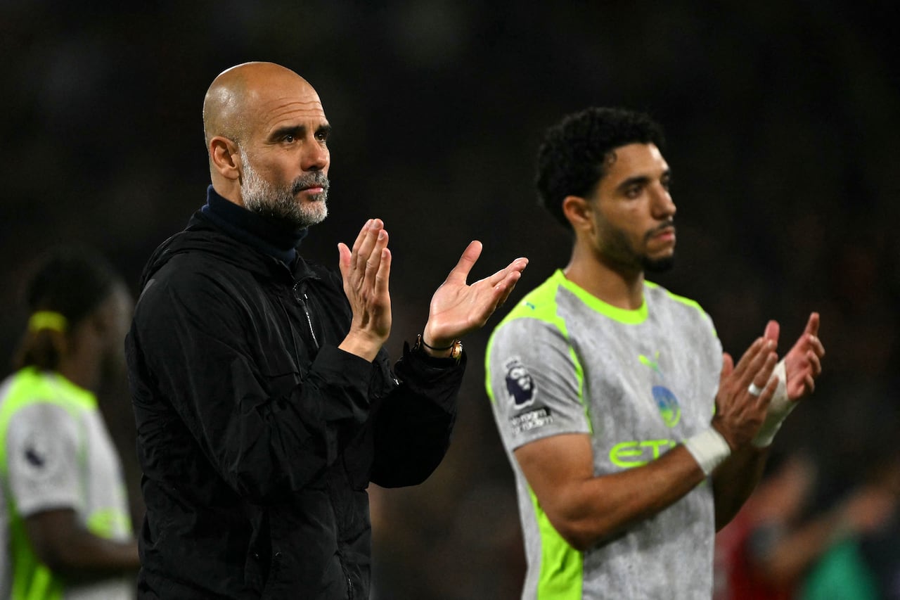 El técnico español del Manchester City, Pep Guardiola, aplaude a los aficionados tras el partido de la Premier League inglesa entre el Bournemouth y el Manchester City en el Vitality Stadium de Bournemouth, al sur de Inglaterra, el 19 de mayo de 2026. (Foto de Glyn KIRK / AFP)