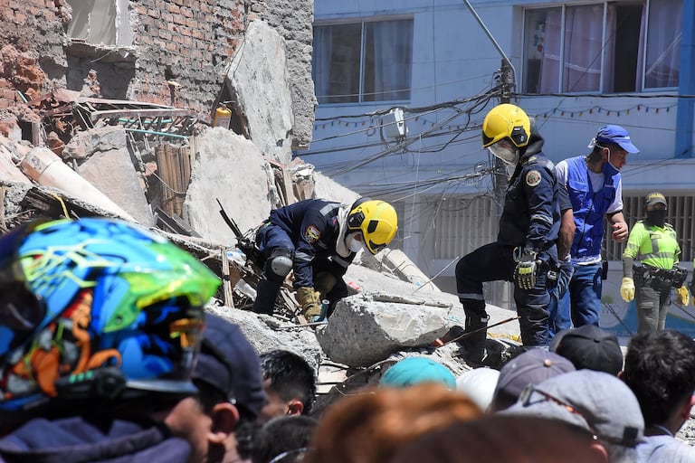 Terremoto en Cali, Colapso de infraestructura en diferentes lugares de la ciudad. Clínica de Colores, DESA, Galería Alameda, Edificaciones sobre la avenida roosvelt y al frente del coliseo de Hockey Miguel Calero.