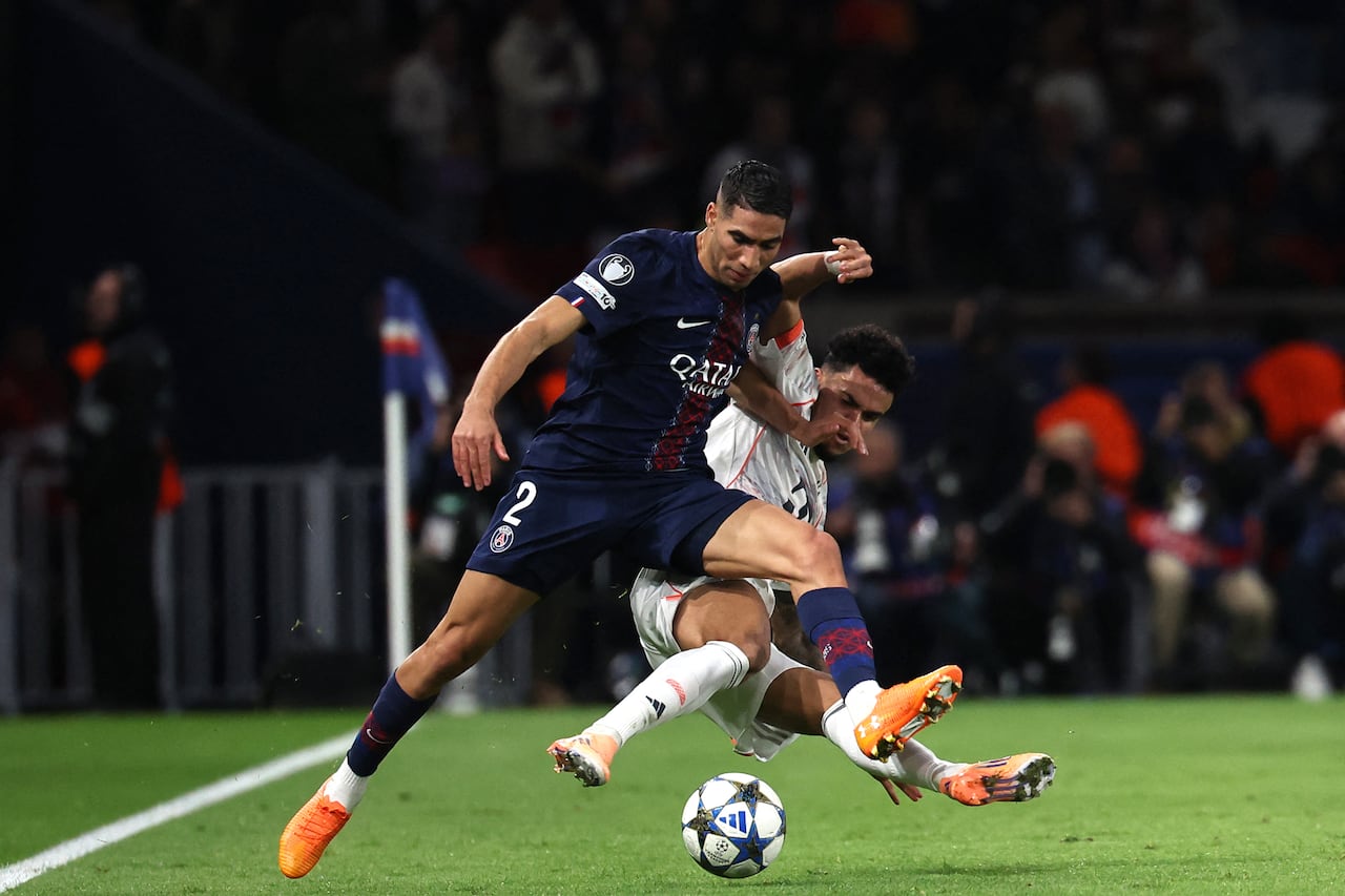 Bayern Munich's Colombian forward #14 Luis Diaz (R) tackles Paris Saint-Germain's Moroccan defender #02 Achraf Hakimi during the UEFA Champions League, league phase day 4, football match between Paris Saint-Germain (PSG) and FC Bayern Munich at the Parc des Princes in Paris, on November 4, 2025. (Photo by Anne-Christine POUJOULAT / AFP)