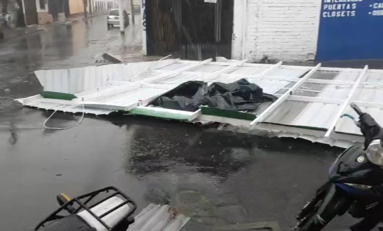 Las cubiertas de varias viviendas y edificios terminaron en las calles tras desprenderse se sus soportes o estructuras.