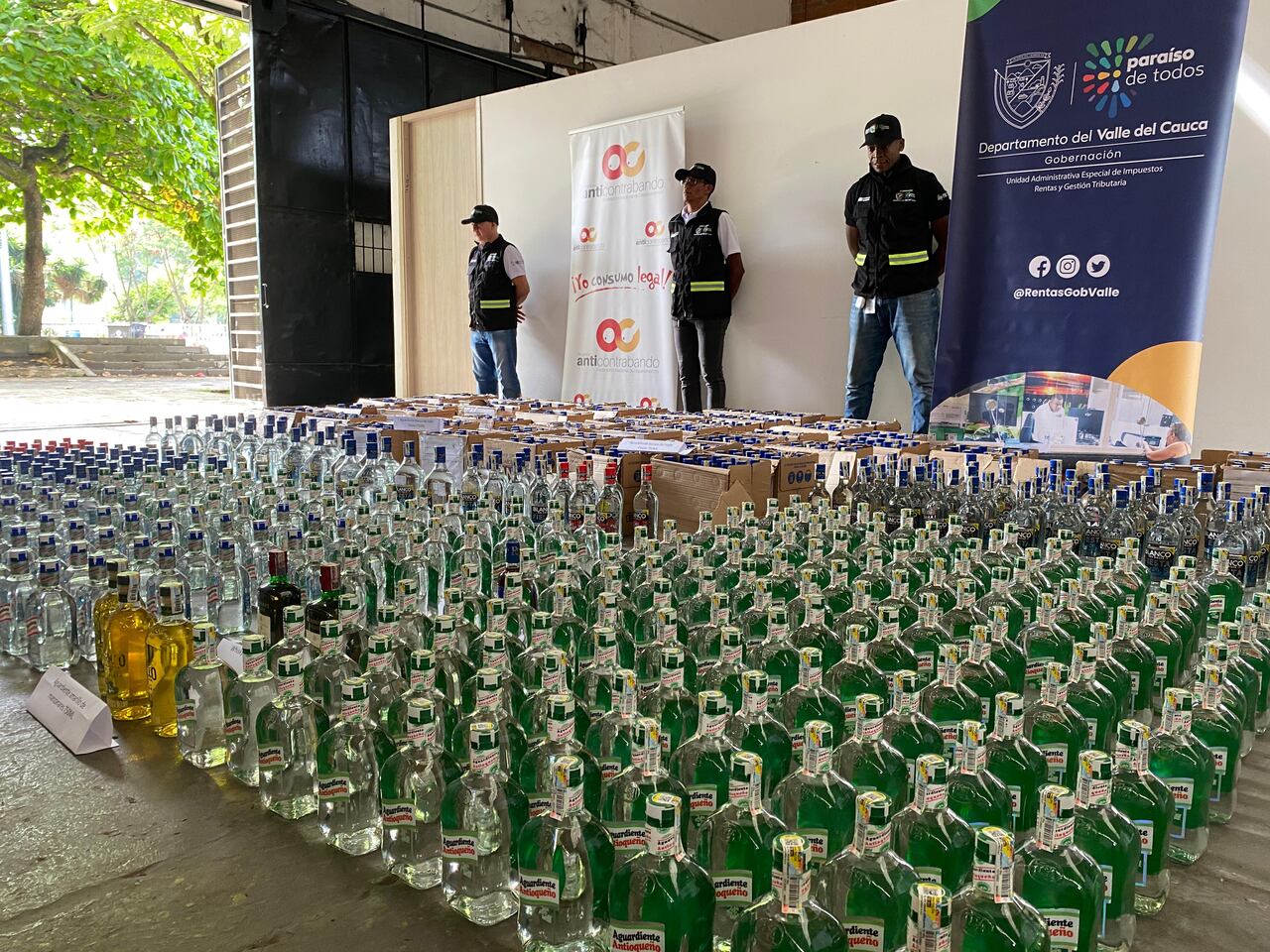 Las autoridades han encontrado gran cantidad de licor adulterado en el comercio, incluido el Aguardiente Blanco del Valle, lo que ha generado alarma. 18.816 unidades de licores adulterados han sido incautadas en 2025.
Foto: Unidad de Rentas del Valle / El País
