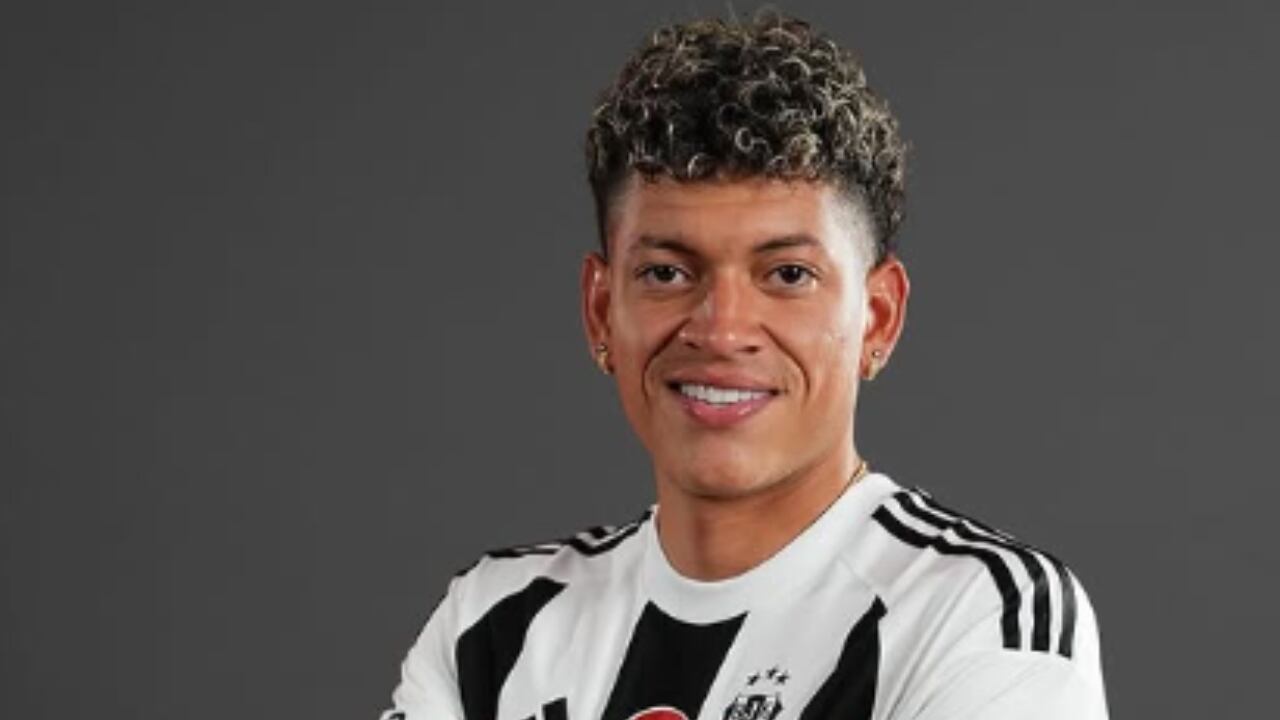 Elan Ricardo con los colores de su actual club: Besiktas.