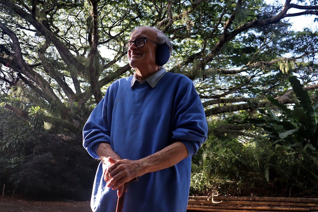 Gustavo Álvarez Gardeazabal escritor colombiano en su finca El Porce en Tuluá Valle.