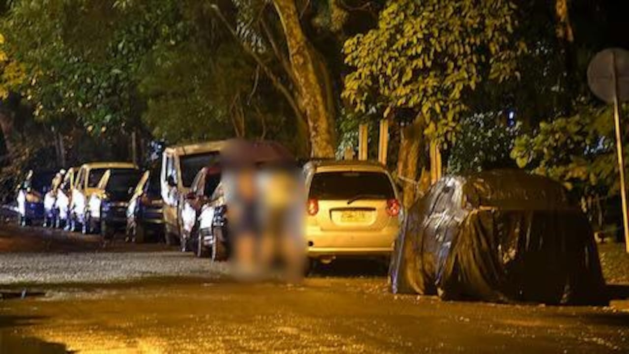 Vecinos piden control sobre el uso del espacio público ante la presencia constante de vehículos en la vía, algunos llevan años parqueados en este punto.