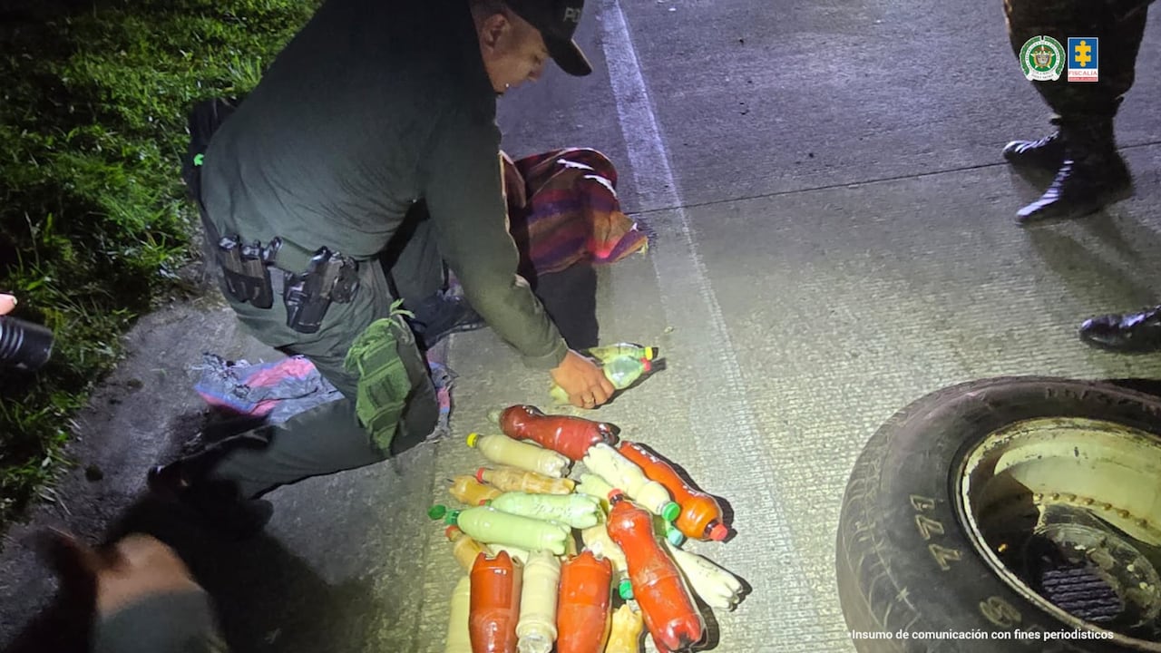 En una llanta que transportaba en su motocicleta, las autoridades encontraron 24 botellas con clorhidrato de cocaína, confirmadas mediante pruebas técnicas.