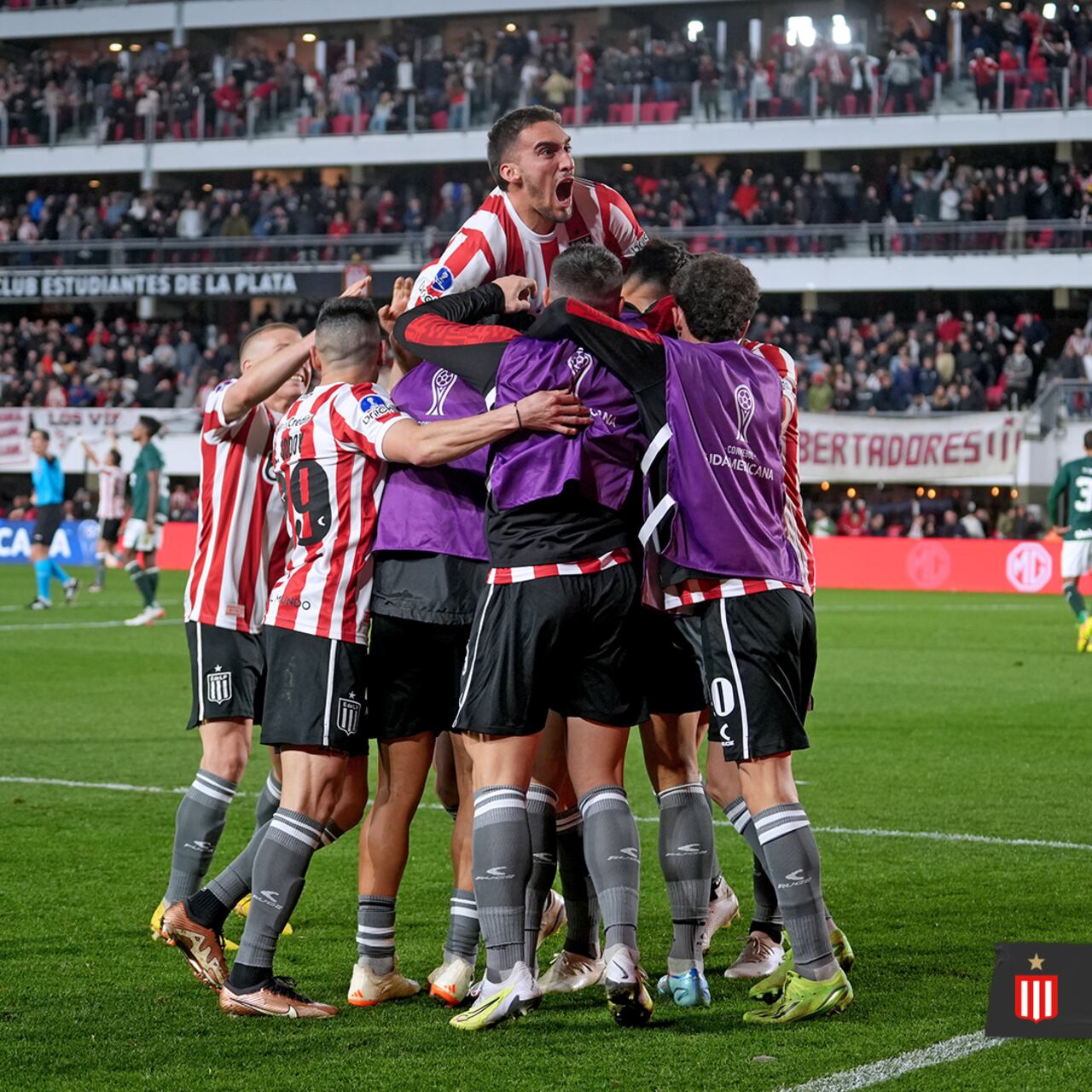 Jugadores de Estudiantes de la Plata celebran tras ganarle al Goiás de Brasil