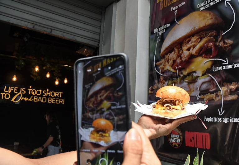 Cali: Su majestad la hamburguesa en el Burger Master un impulso a la actividad gastronómica de la ciudad.Foto José L Guzmán. El País
